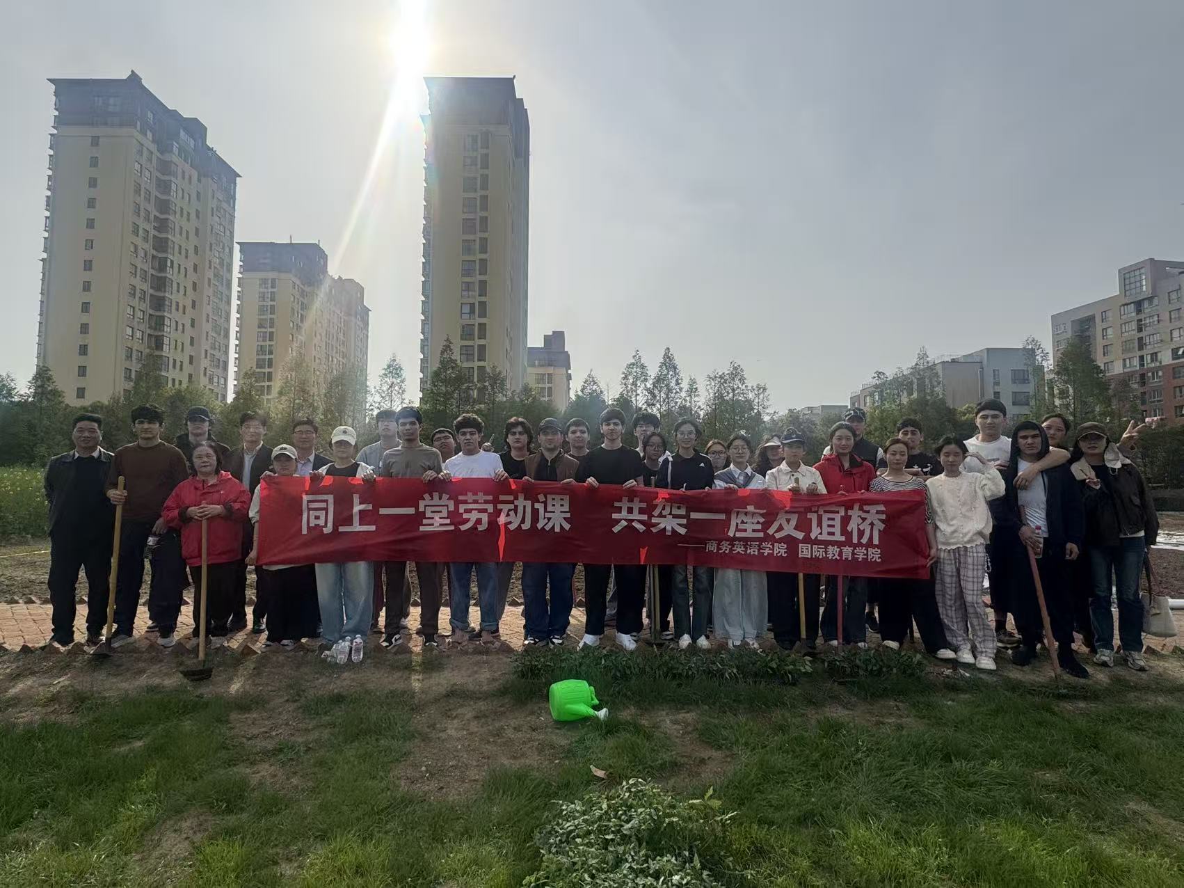 翻土种菜亦是“国情课”：我院中外学生共上一堂劳动实践课